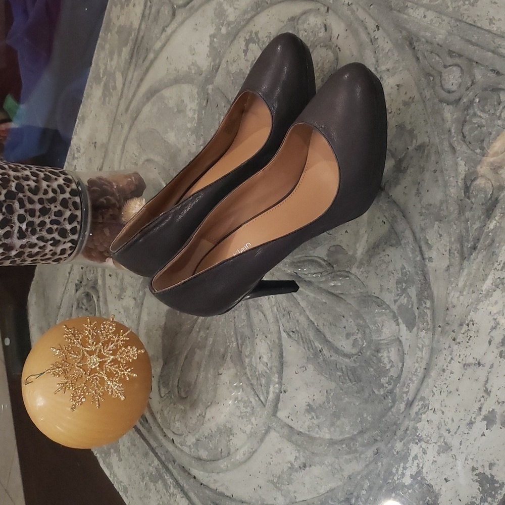 CALVIN KLEIN WOMEN'S LEATHER PLATFORM PUMPS LIKE NEW SZ 7